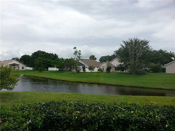 2nd image of 2884 Berkshire Cir