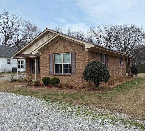 3rd image of 482 Main St