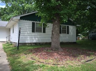 1421 N Cedar St, Nevada, MO 64772