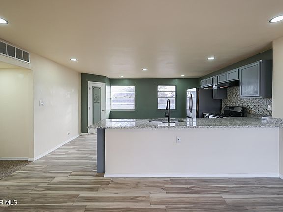 4th image of 5408 Edmonton Ave