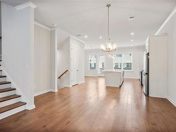 3rd image of 812 Snider Walk NE