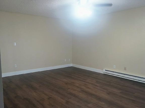 3rd image of 1569 N Manzanita St