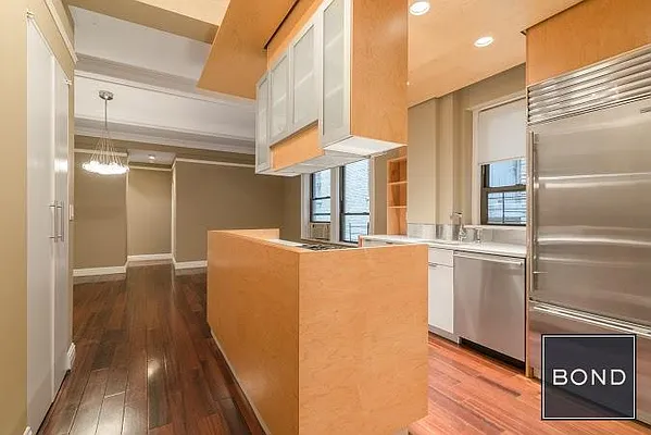 Sold by Bond New York | media 7