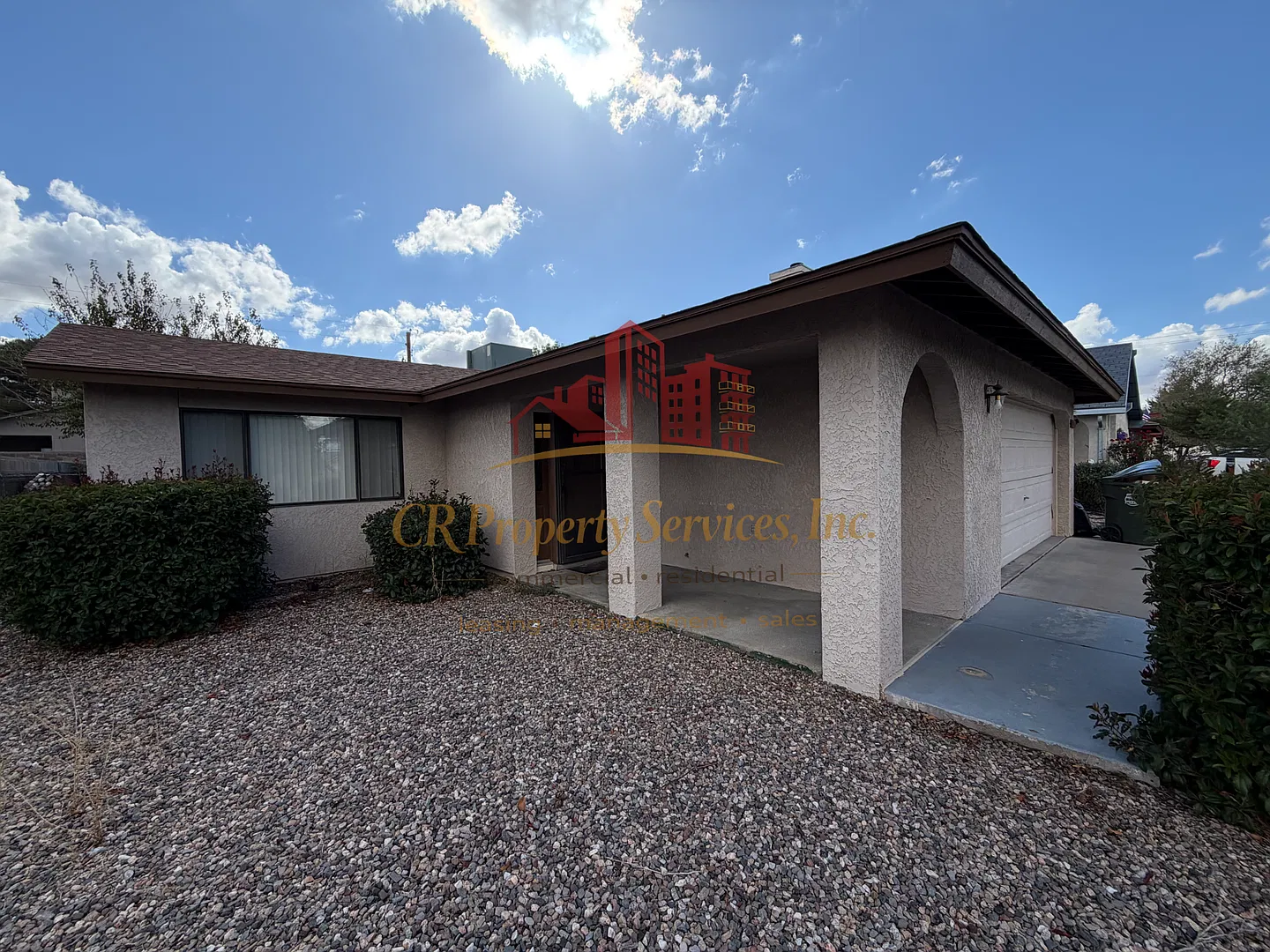 Lilght and Bright 2+2! Ideally located! — Photo 2