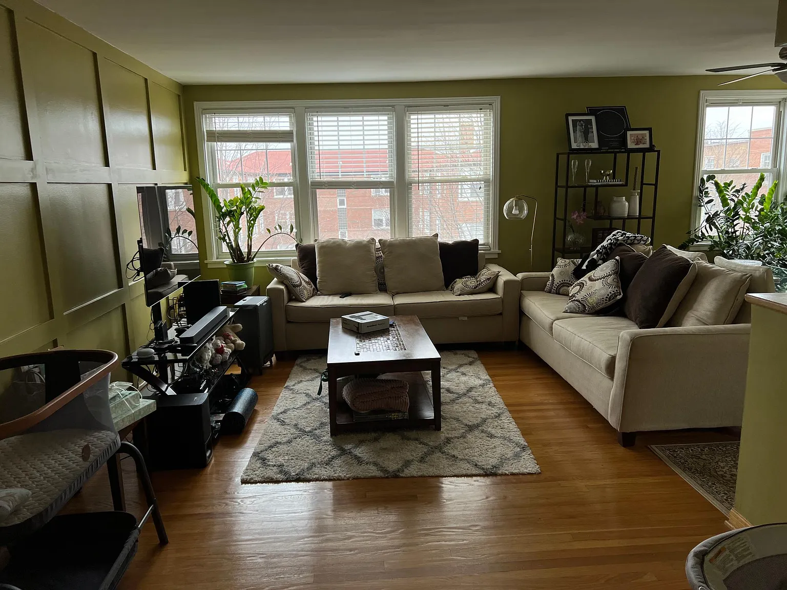 2424 W Farragut Ave — Photo 2