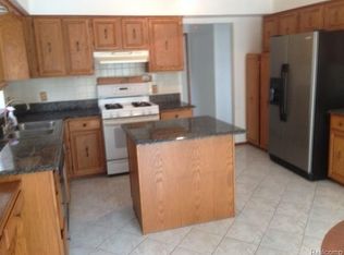 1004 Bembridge Dr, Rochester Hills, MI 48307