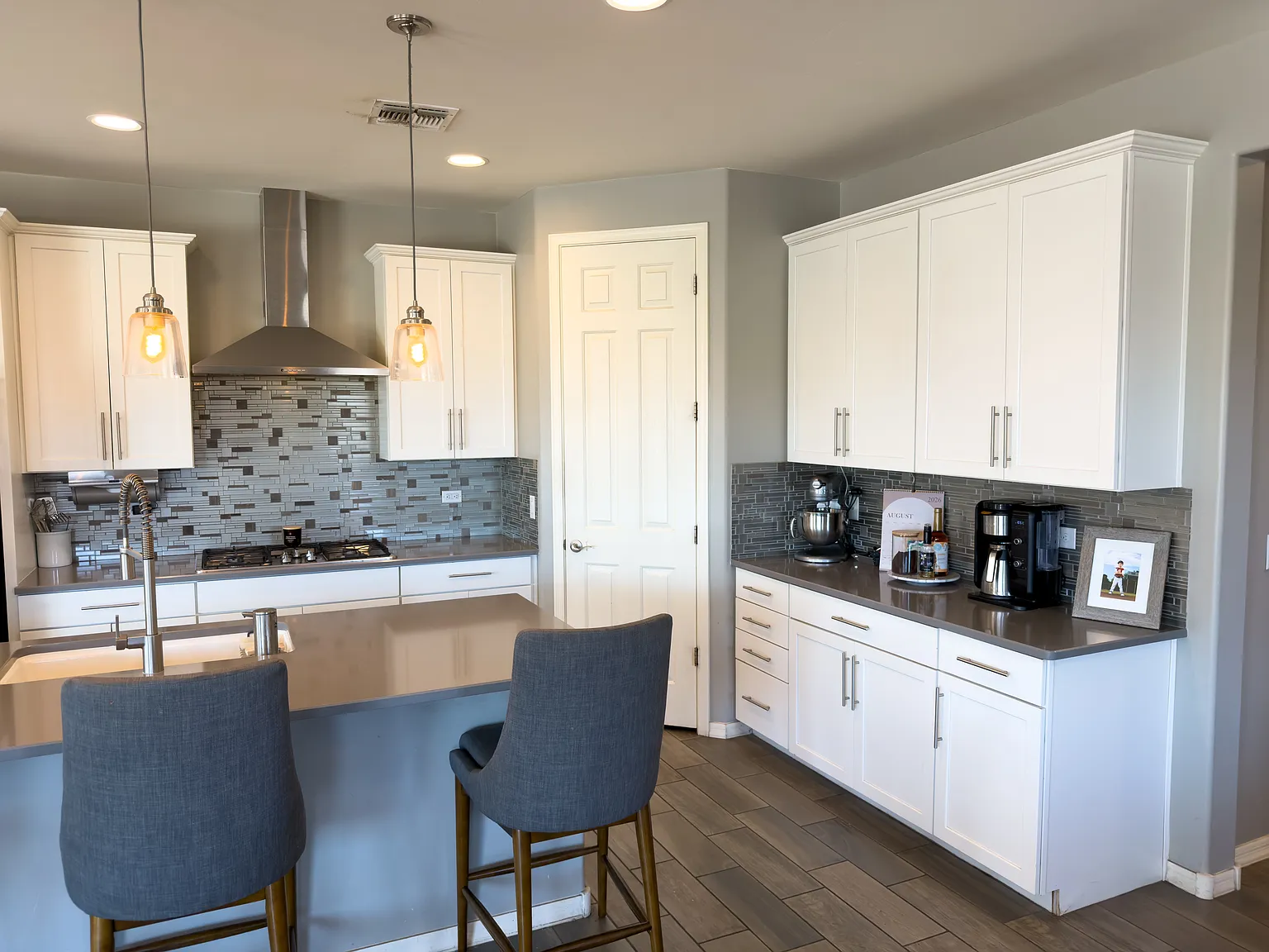 3 bed, 2056 sqft, $2,399 — Photo 2