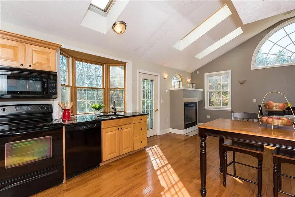 2 bed, 1250 sqft, $2,750 — Photo 2