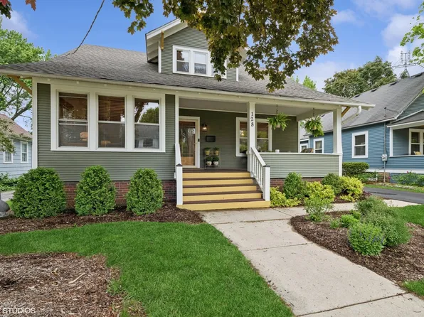 128 Coolidge Ave, Barrington, IL 60010