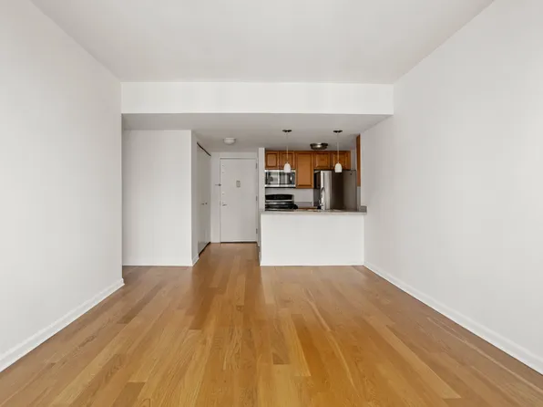 425 Main Street image 2 of 22