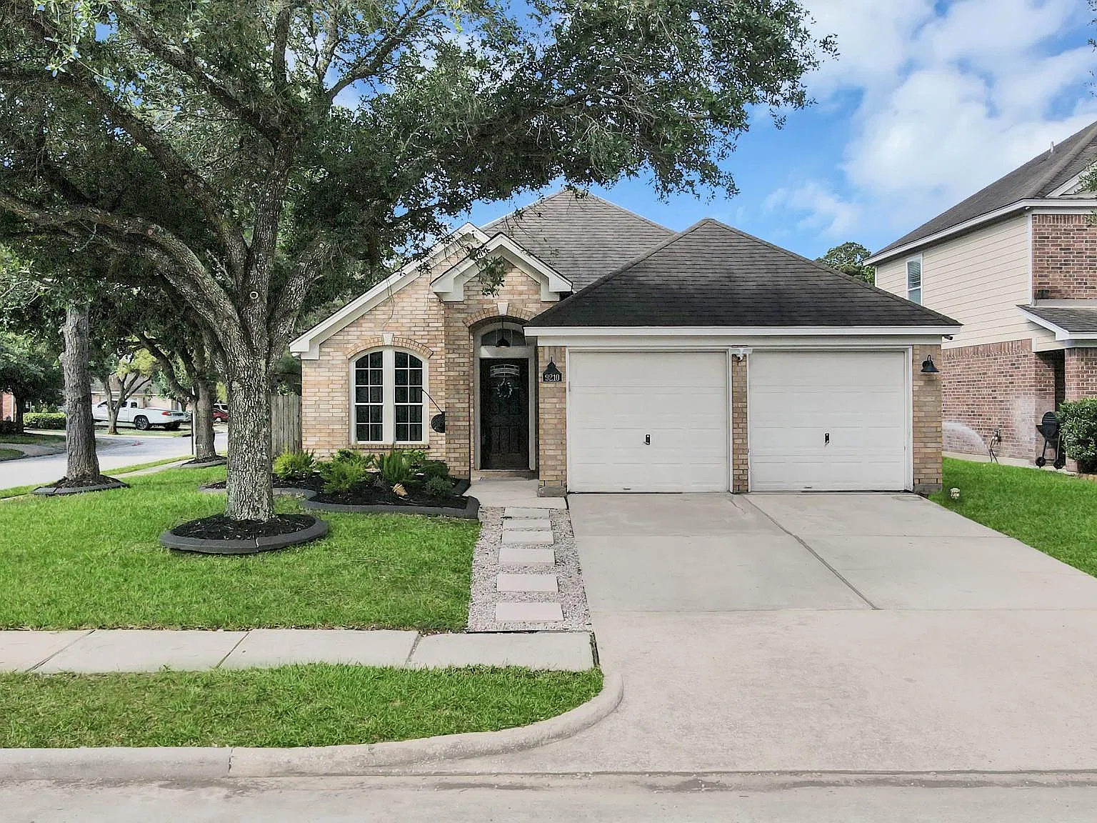 3 bed, 2.0 bath, 1743 sqft, $2,250 — Photo 2