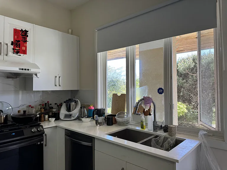 1870 Queens Ave #1011 — Photo 8