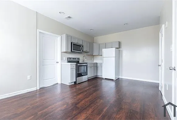 Studio, $700 — Photo 4