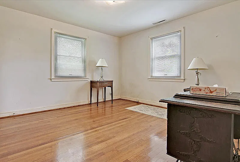 Large brick home — Photo 4