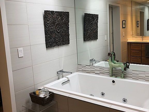 Jetted Tub & heated floor