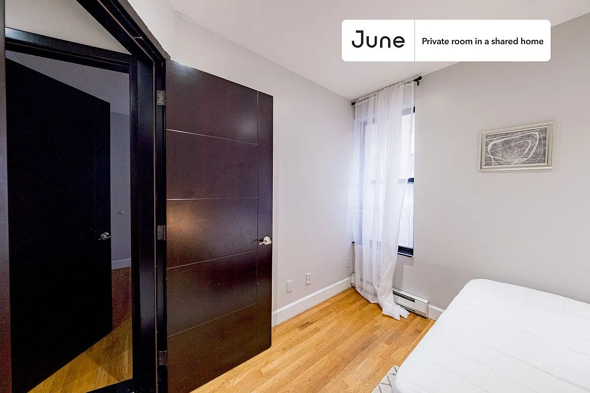 Full bedroom in 3 bed/1 bath home in Central Harlem #1831 A — Photo 2