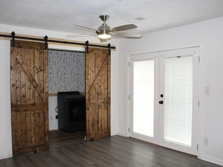 335 Poplar Ave — Photo 2