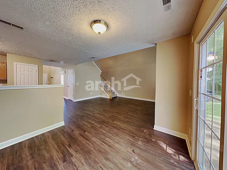 8028 Meadowview Ln — Photo 4