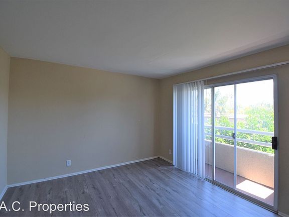 3rd image of 6041 Fulton Ave #201
