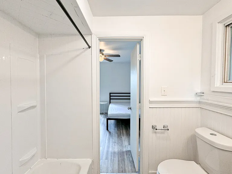 5735 Hobart St #1 — Photo 19