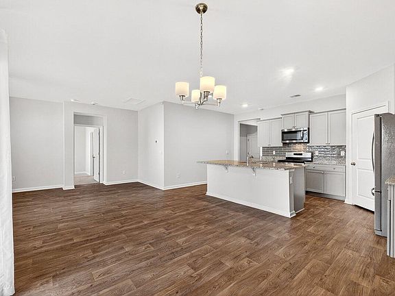 5th image of 114 Oakwood Blvd
