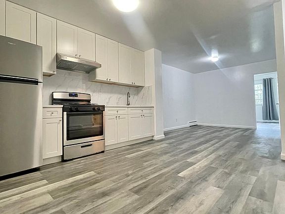 5th image of 14478 Roosevelt Ave #1