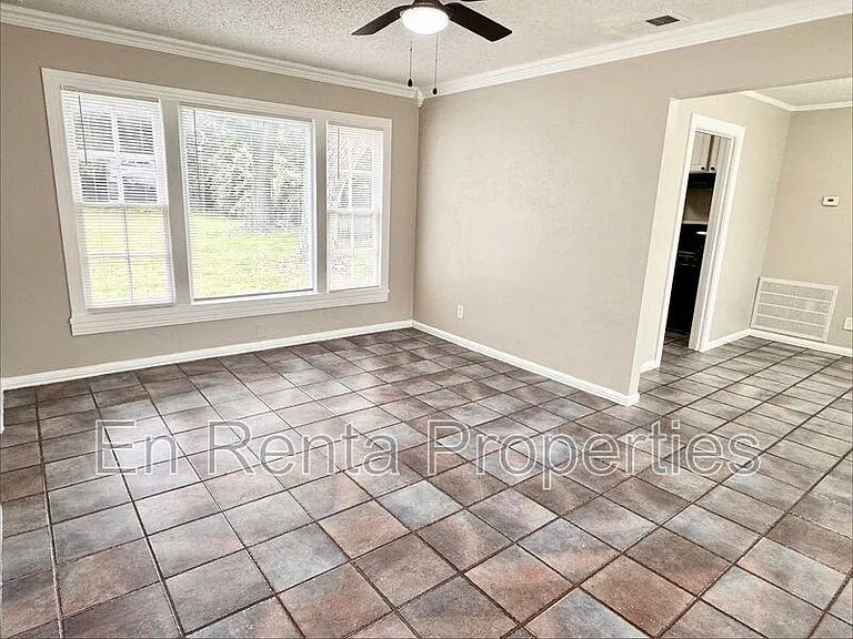 601 W Beach St — Photo 2