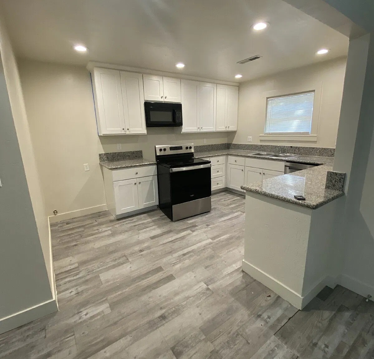 2 bed, 1.0 bath, 1050 sqft, $1,350 — Photo 2