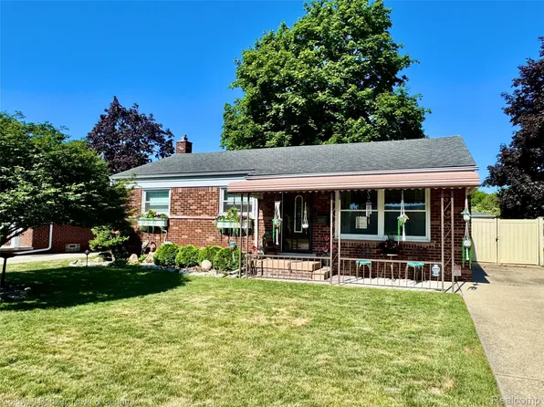 2470 Pinetree Dr, Trenton, MI 48183