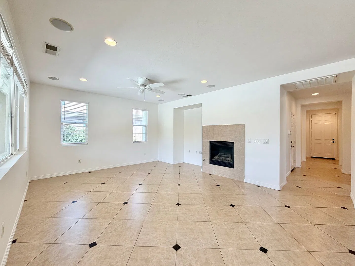 Available Now! Gorgeous 4 Bedroom 3 Bathroom Pool Home In Palm Desert! — Photo 2