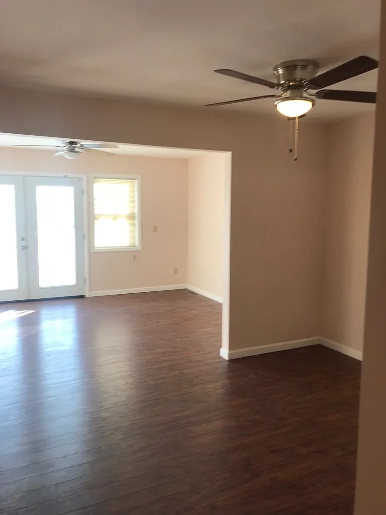 2 bed, 1.5 bath, 2160 sqft, $1,700 — Photo 2
