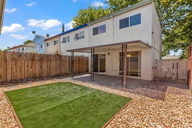 3 bed, 1.5 bath, 1065 sqft, $2,200 — Photo 4