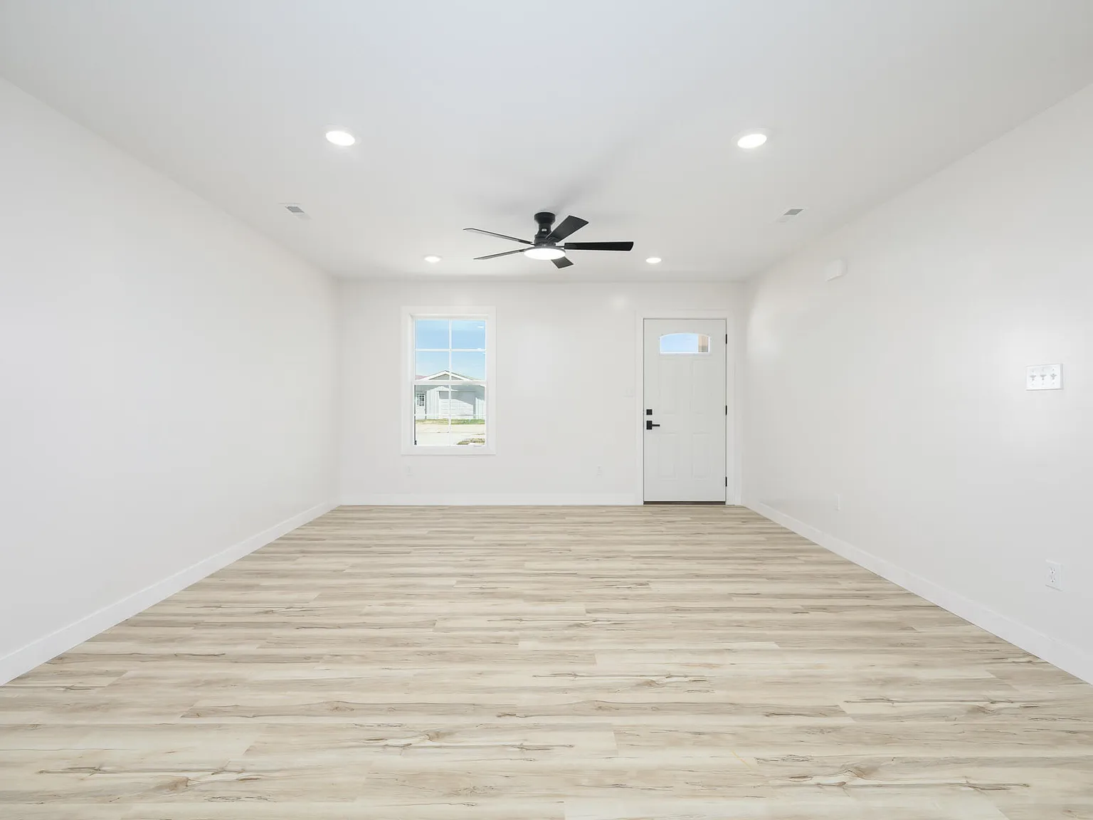 3 bed, 2.0 bath, 1317 sqft, $1,800 — Photo 2