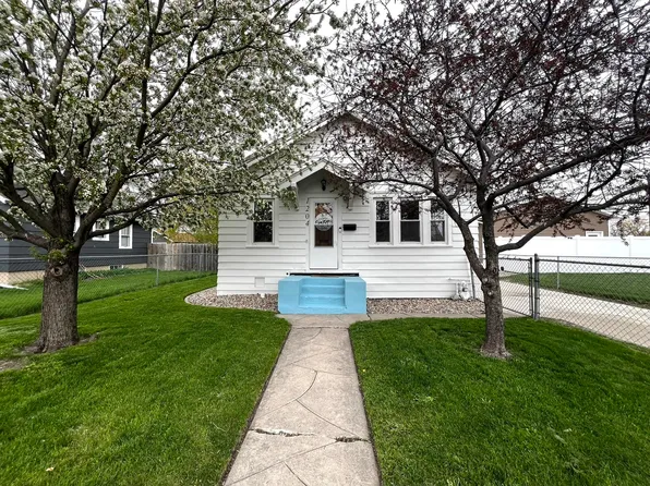 1204 S 2nd St, Aberdeen, SD 57401