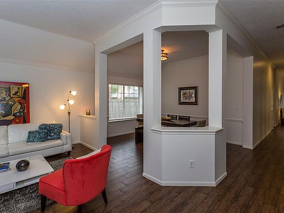 2nd image of 806 Hyacinth Pl