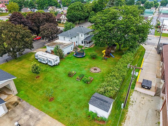 4th image of 202 Maple St S