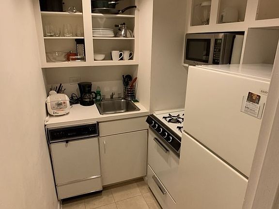4th image of 210 E 47th St APT 6A