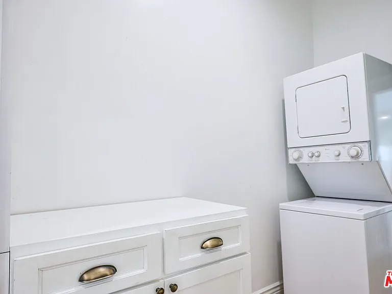 6110 De Longpre Ave #4 — Photo 13