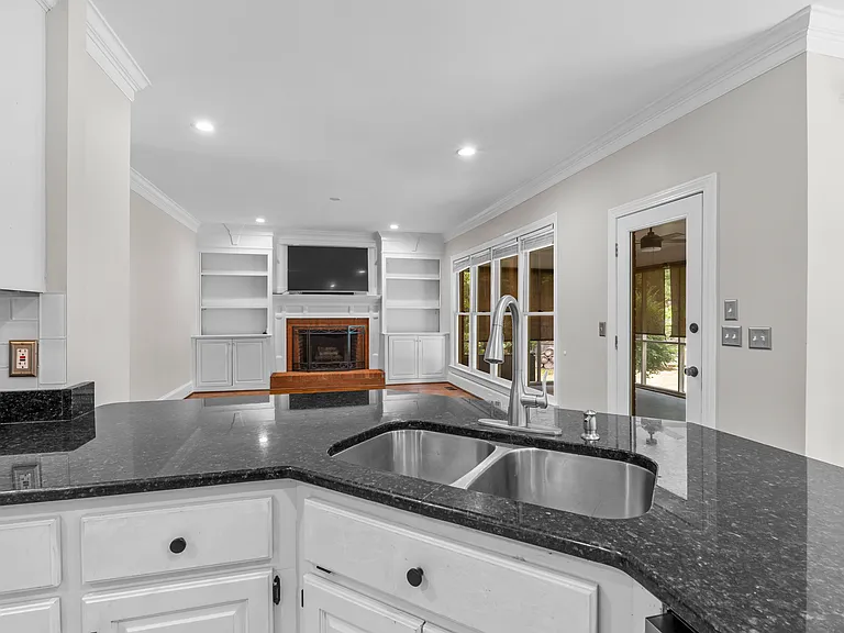 101 Hollingwood Dr — Photo 13