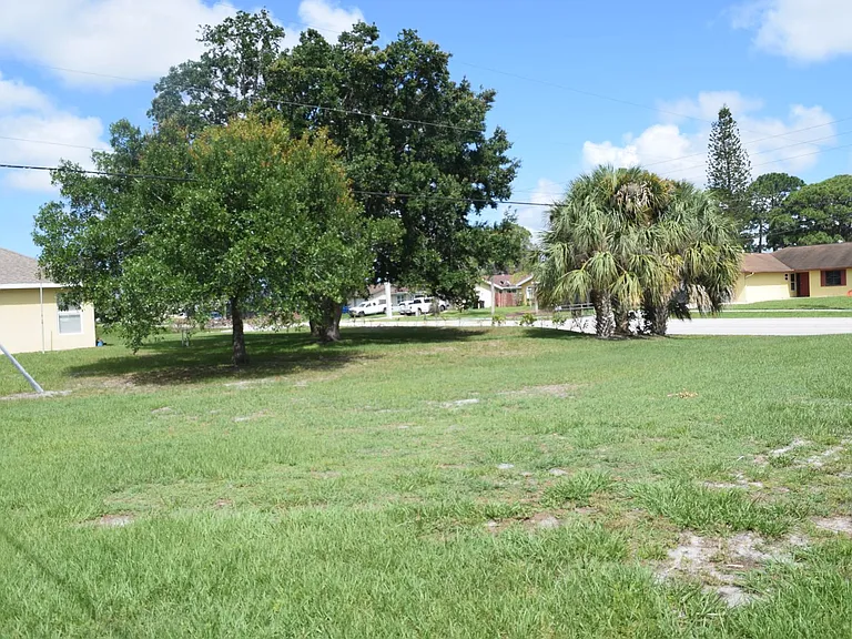 1881 SE Airoso Blvd — Photo 20