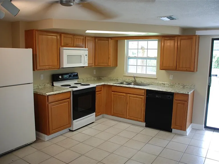 1624 Springdale Dr — Photo 10