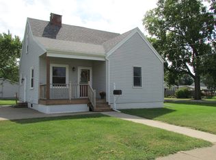 719 6th St, Camanche, IA