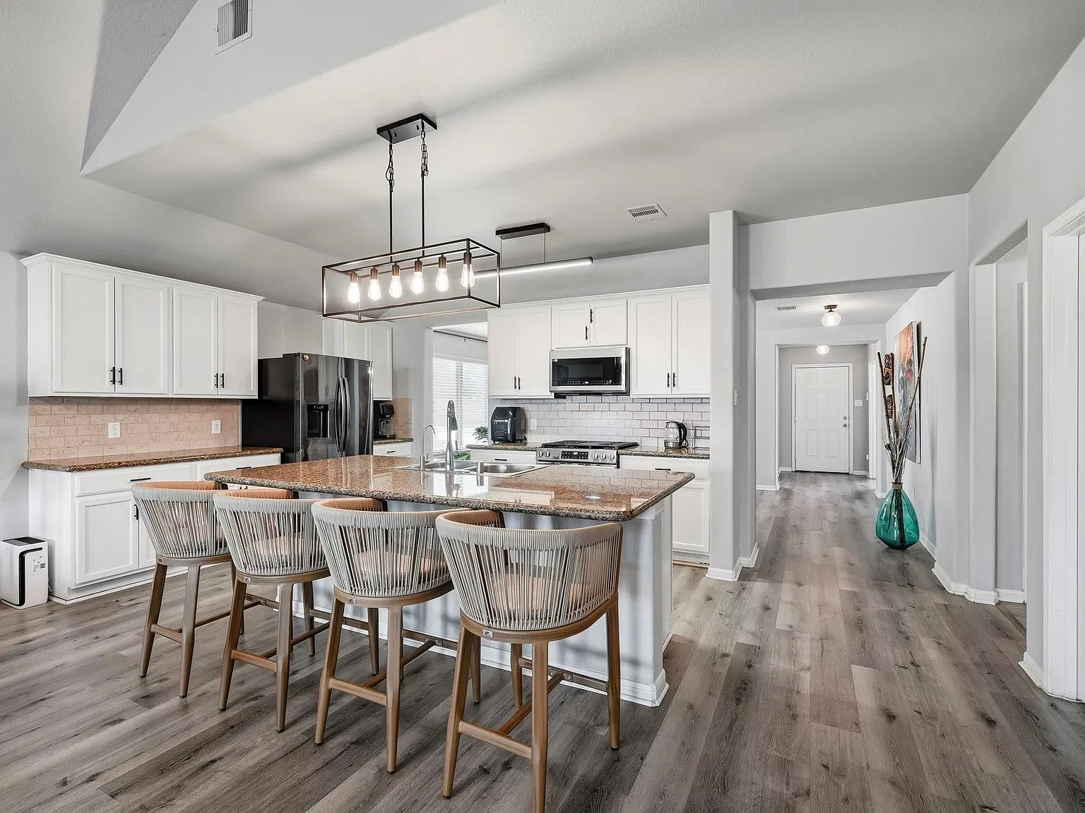 4 bed, 3.0 bath, 2753 sqft, $3,295 — Photo 3