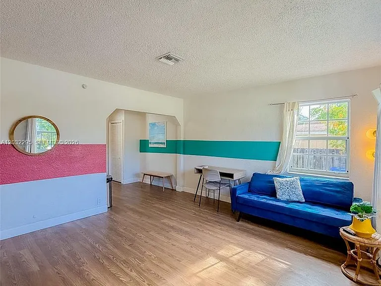 2740 Dewey St — Photo 2