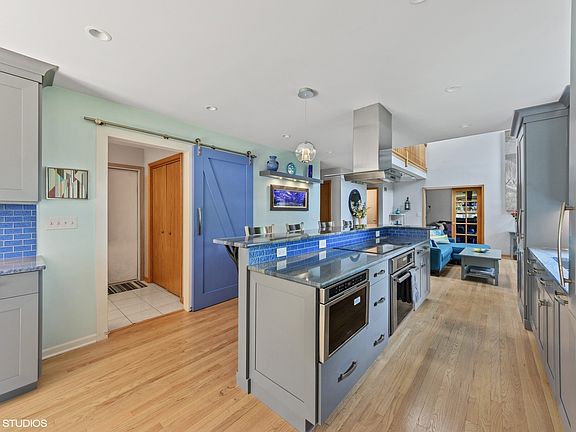 5th image of 724 E Charles St