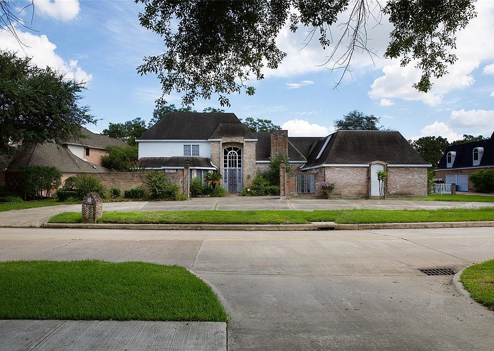1st image of 3019 Country Club Dr