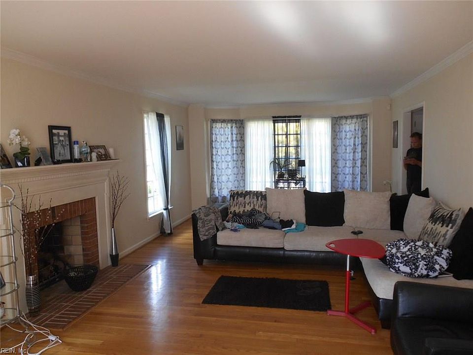 2nd image of 915 Etna Dr