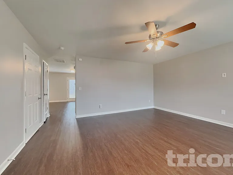 1505 Hamilton Hills Dr — Photo 2