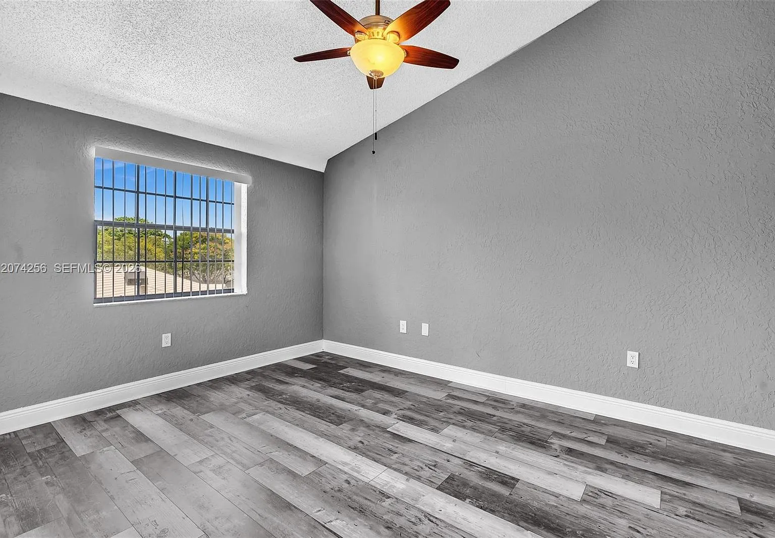 Lakeview Club Condo — Photo 3