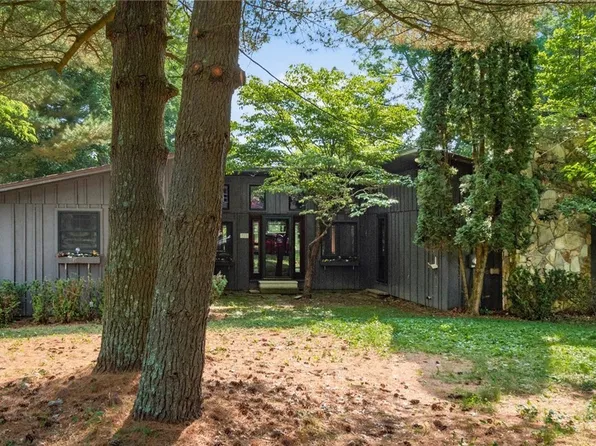 322 Locust Ln, Senecaville, OH 43780